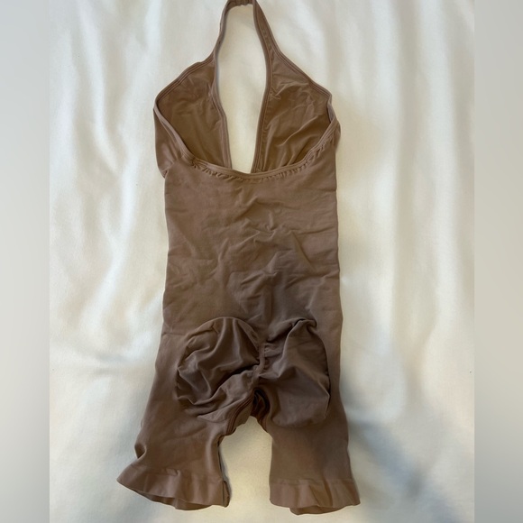 Brand new, never worn SKIMS seamless sculpt plunge mid thigh bodysuit. - Picture 6 of 8